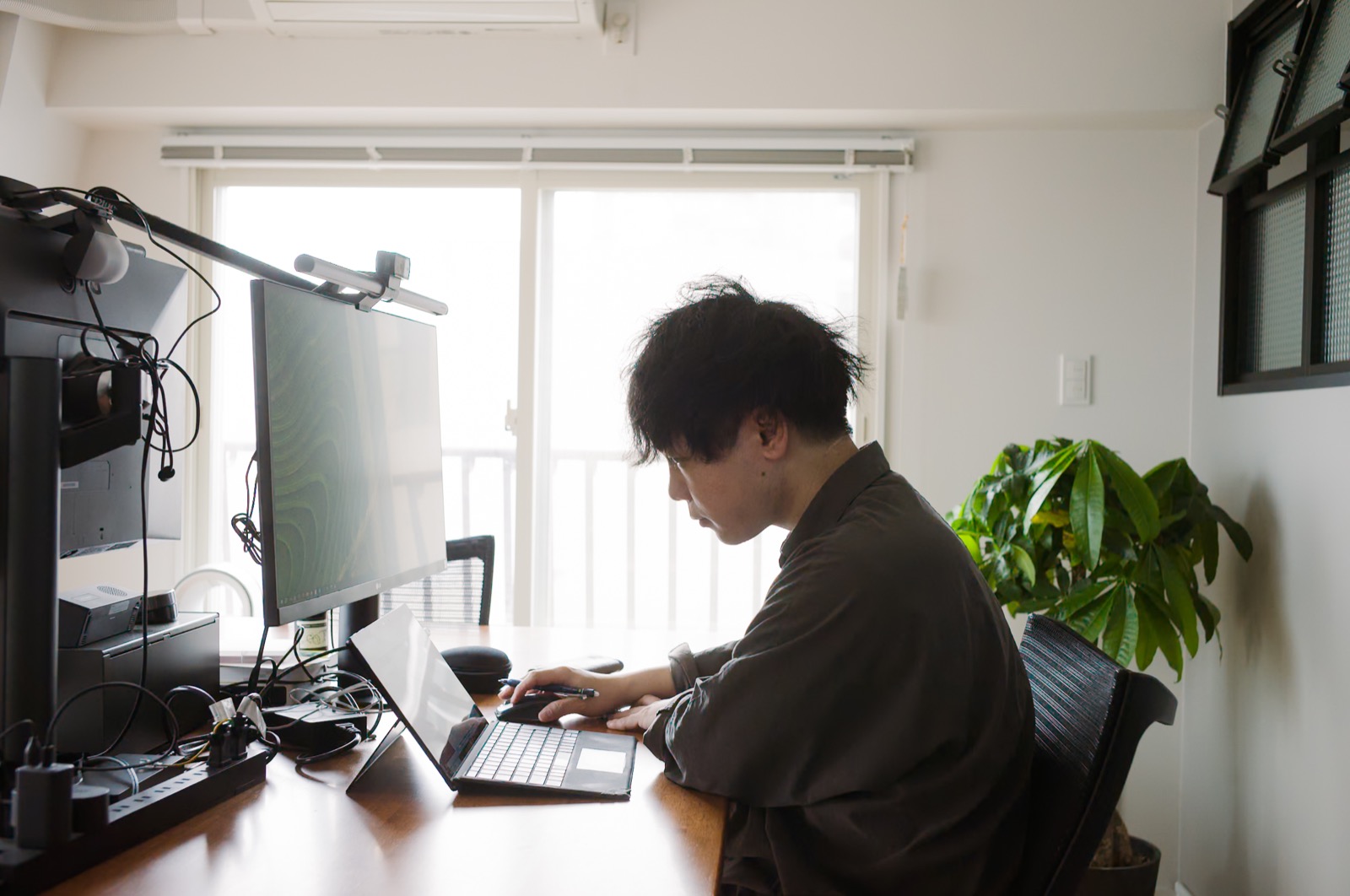 データ分析と施策検証に向き合うメンバー